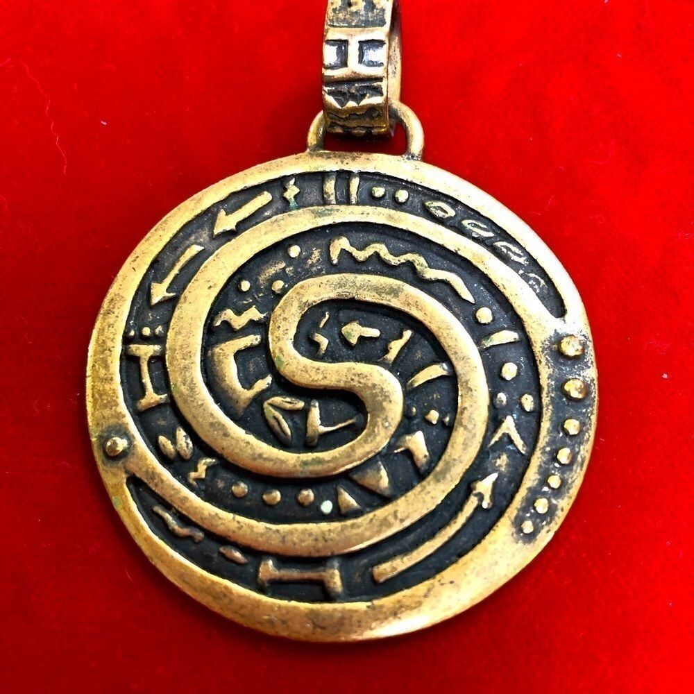 Chico’s Swirl Pendant gold-tone charm
